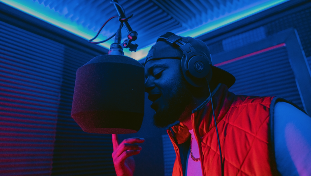 Le rappeur SWOVE DOMAS  nous dévoile son titre « Listen », et ça vaut le détour !