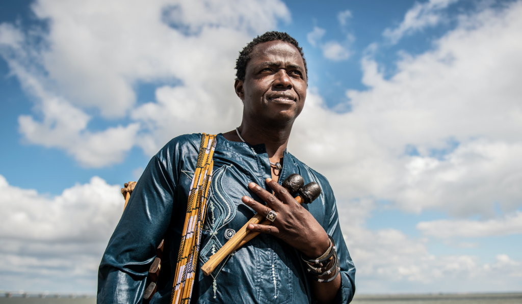 Un voyage au coeur de la musique de Kimi Djabaté