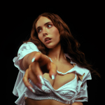 MARI dévoile “Between the Lines” : quand la pop se fait confession