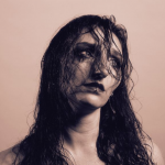 Mona Mio dévoile “Can’t Be True” — une élégie soul bouleversante