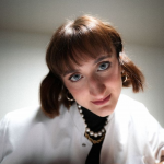 Un avant-goût brûlant de l’EP : « Karma”, la pop contemporaine vengeresse et lumineuse de Vayli