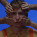 Orfay questionne la quête permanente de sensations fortes et de plaisirs immédiats dans le clip de Dopamine inspiré de l’univers de David Bowie