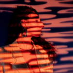 Mona Mio dévoile un EP poignant avec « Into the light » et le single « Upset », comme un cri de survie. 