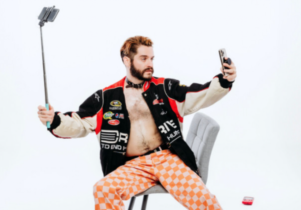 Elare André annonce la sortie de son premier album, MUSIC FOR ALL OCCASIONS