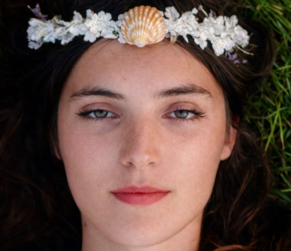THEA ROSE dévoile le clip de « Chasse à la sirène »