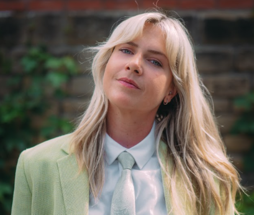 Un hymne à la vie moderne : « Let Down » de Lucy Robinson